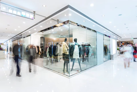 Intérieur de centre commercial moderne avec boutique de vêtements aux façades entièrement vitrées