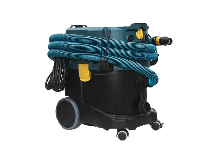 Aspirateur industriel professionnel sur roulettes avec long flexible bleu spiralé enroulé sur le dessus