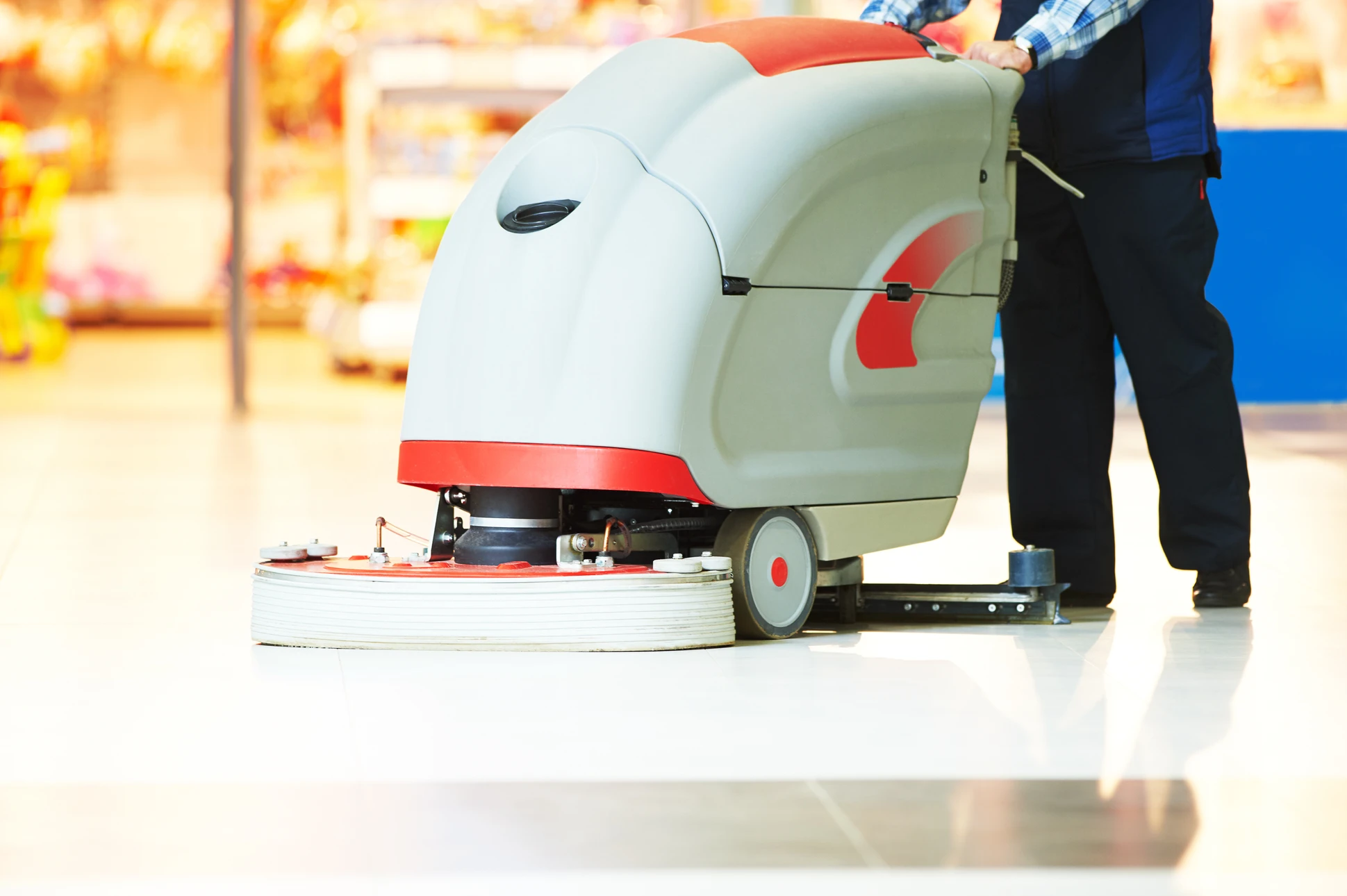 Le nettoyeur professionnel masculin nettoie les fenêtres et les vitrines d'un magasin avec un équipement spécial