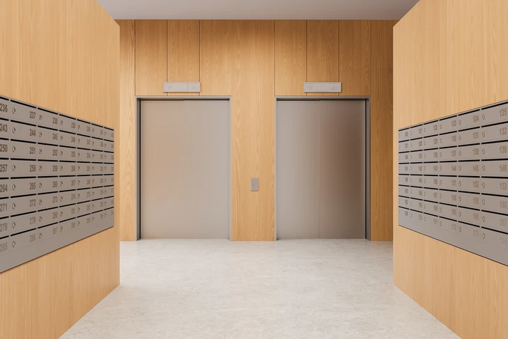 Couloir d'immeuble moderne avec chariot de nettoyage professionnel en premier plan