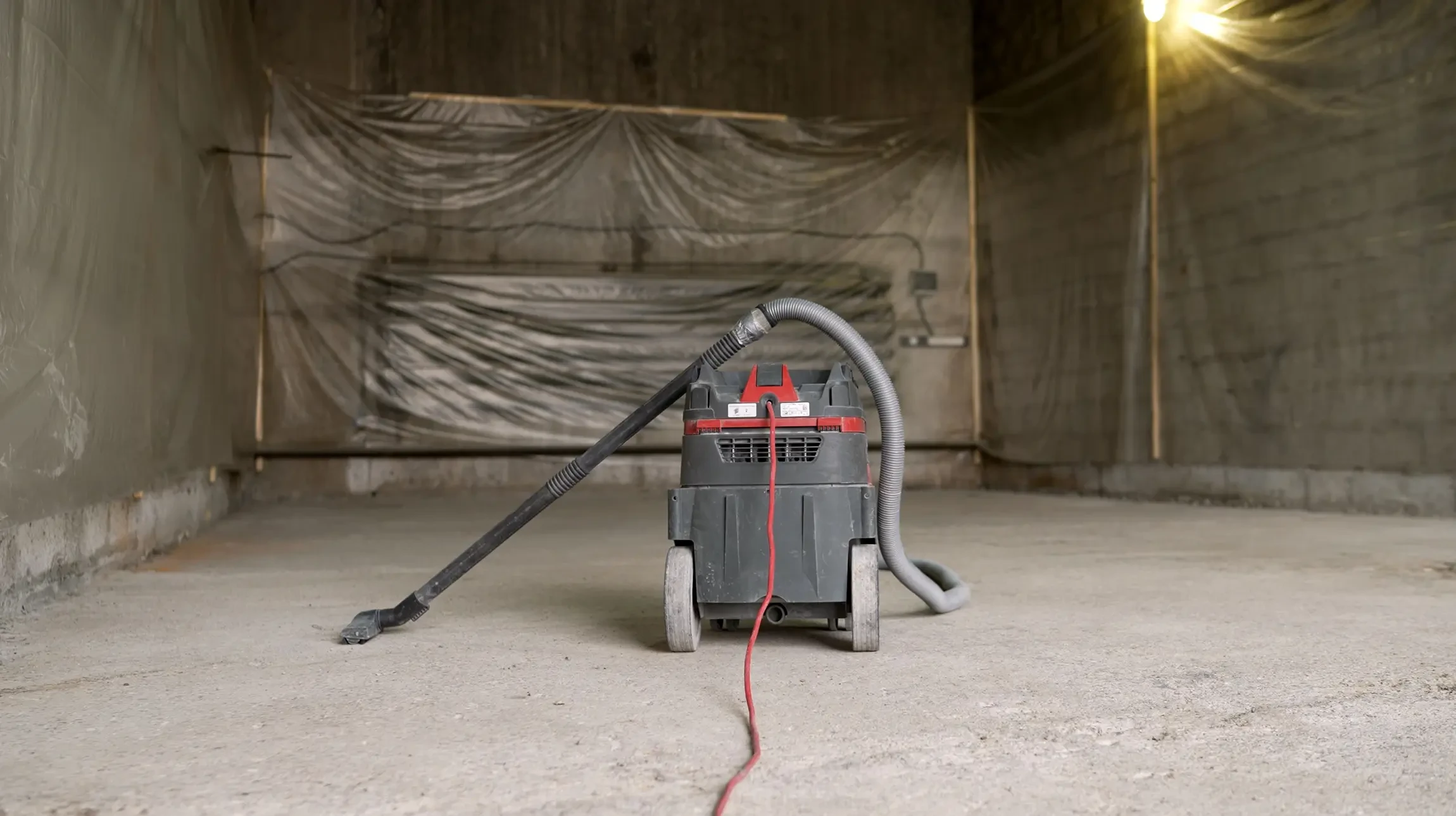Équipe de nettoyage professionnel en uniformes verts travaillant dans un espace commercial moderne